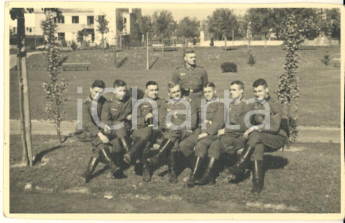 Fotografia d epoca originale 1940 ca WW2 VARSAVIA / POLONIA  Wehrmacht  Ufficiali in un parco Foto 9x6 cm 1