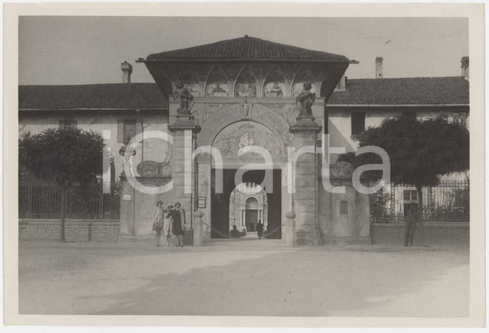 Fotografia d epoca originale 1925 ca CERTOSA DI PAVIA  Ingresso  Foto animata con ragazze in posa 23x15 cm 1