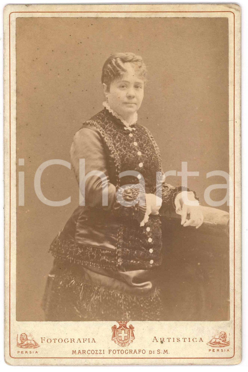 Fotografia d epoca originale 1880 ca MILANO Donna con abito ricamato  Ritratto Foto Carlo MARCOZZI 11x16 cm 1