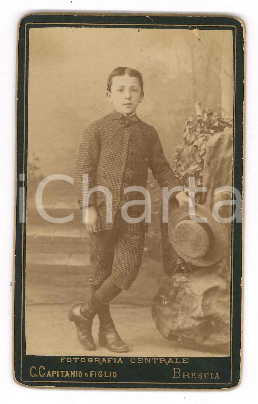 Fotografia d epoca originale 1890 ca BRESCIA Ritratto di bambino in abito a quadretti  Foto C. CAPITANIO CDV 1