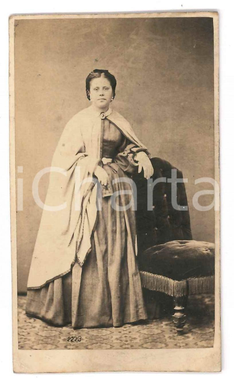 Fotografia d epoca originale 1865 s. l. ma GENOVA Giovane donna con mantello bianco Foto CDV 1