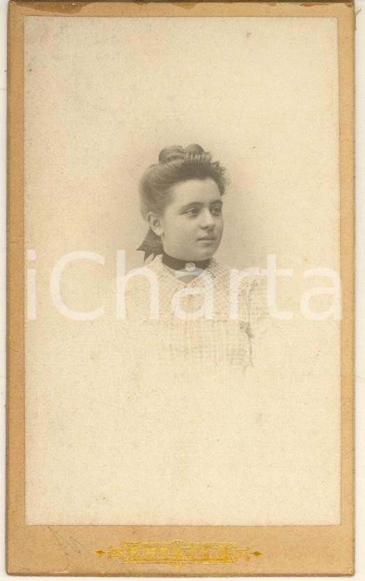 Fotografia d epoca originale 1890 ca MARSEILLE FRANCE Giovane donna in abito bianco Foto A. LEZER CDV 1