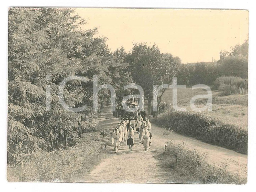 Fotografia d epoca originale 1950 ca COSTUME ITALIA Processione religiosa in campagna Foto 10x7 cm 1