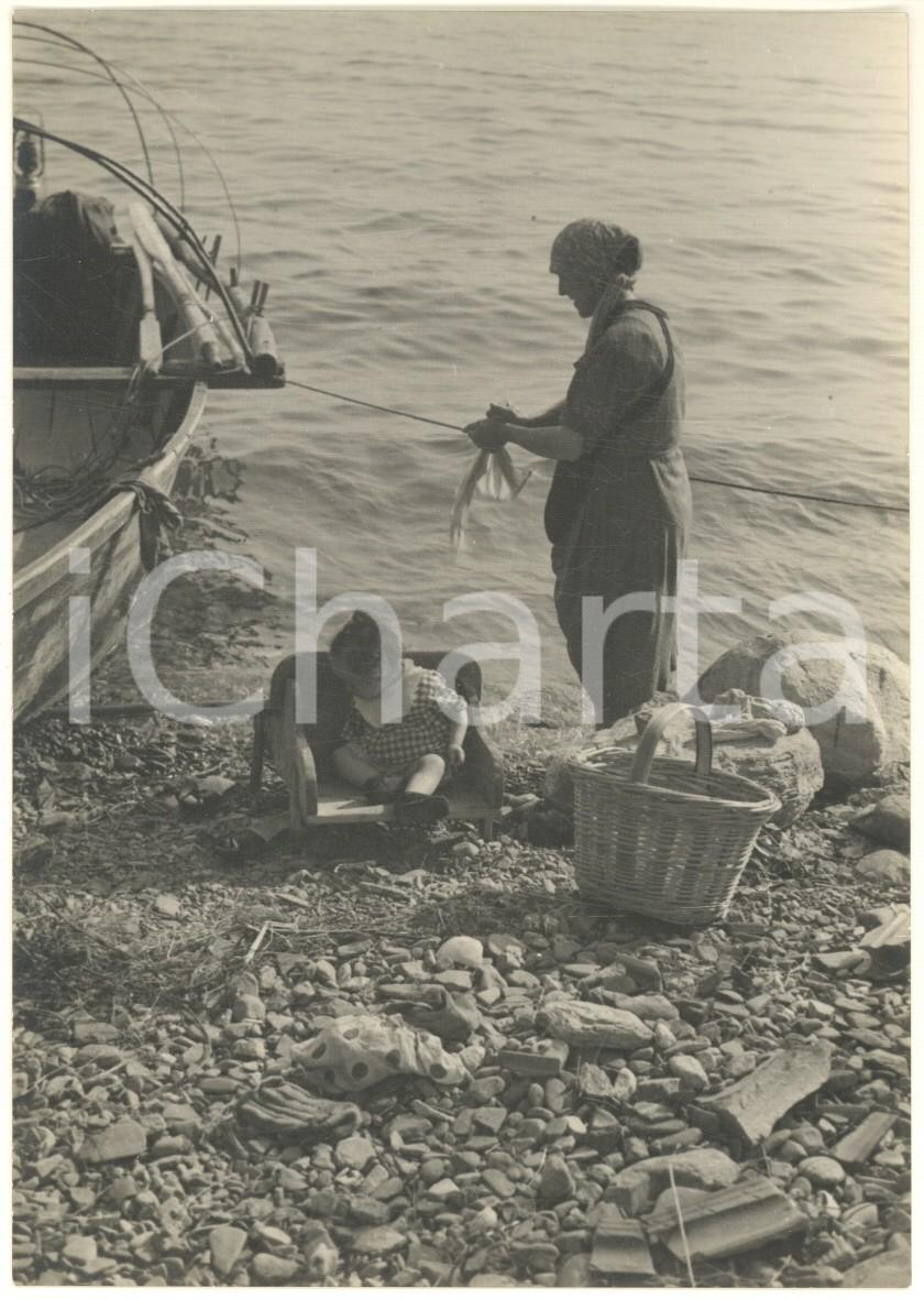 Fotografia d epoca originale 1960ca COSTUMI LAGO DI COMO Madre e figlia con barchino ormeggiato_Foto 10x15 cm 1