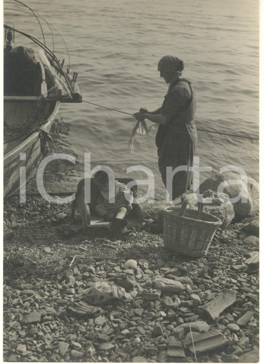 Fotografia d epoca originale 1960ca COSTUMI LAGO DI COMO Madre e figlia con barchino ormeggiato Foto 10x15 cm 1