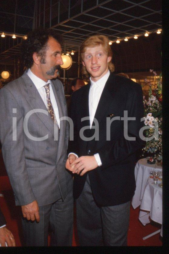 Fotografia d epoca originale 1990ca COSTUME Boris BECKER Ion TIRIAC a evento POLAROID  35mm VINTAGE SLIDE 1 1