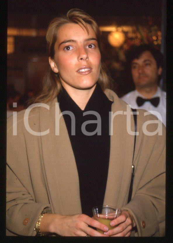 Fotografia d epoca originale 1990ca COSTUME Bénédicte COURTAIN a evento POLAROID  35mm VINTAGE SLIDE 1 1