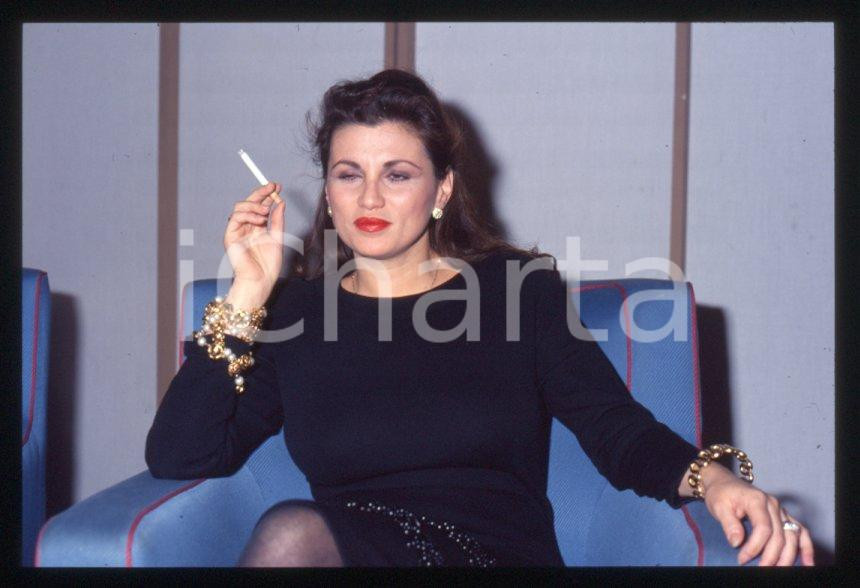 Fotografia d epoca originale 1990ca CINEMA Serena GRANDI fuma sigaretta 35mm VINTAGE SLIDE 1
