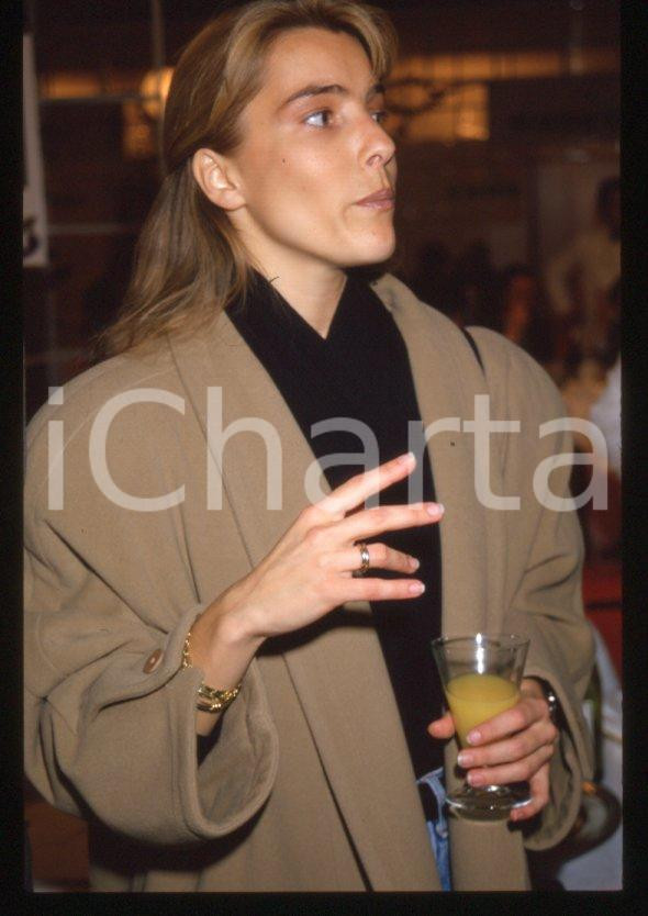 Fotografia d epoca originale 1990ca COSTUME Bénédicte COURTAIN a evento POLAROID  35mm VINTAGE SLIDE 2 1