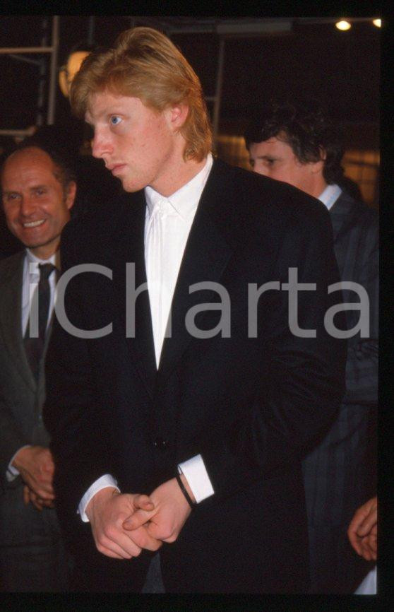 Fotografia d epoca originale 1990ca COSTUME Boris BECKER a un evento POLAROID  35mm VINTAGE SLIDE 7 1