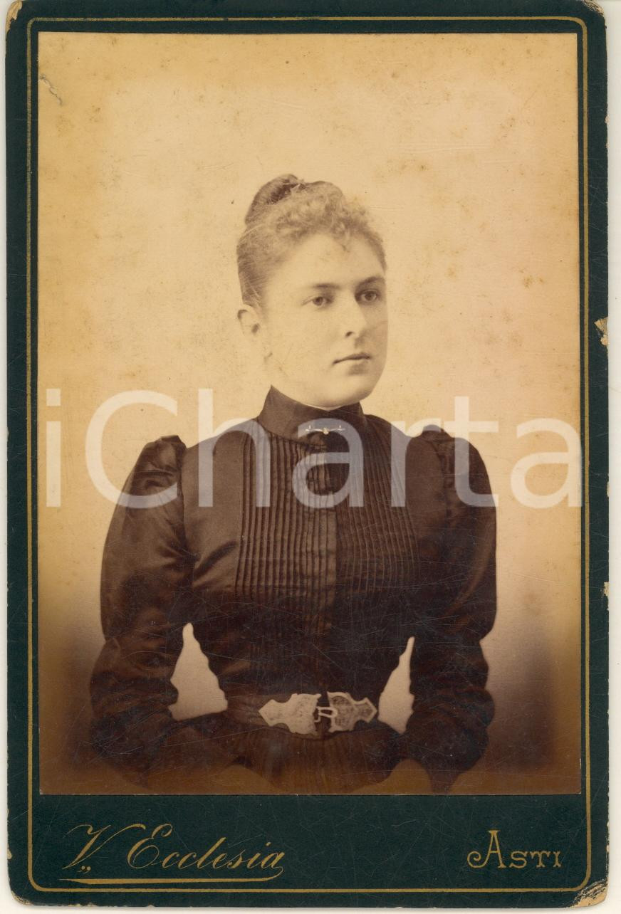 Fotografia d epoca originale 1890 ca ASTI Ritratto di donna  con busto a vita stretta Foto Vittorio ECCLESIA 1