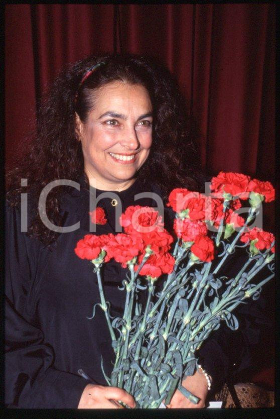 Fotografia d epoca originale 1990ca PARTITO SOCIALISTA Agata Alma CAPPIELLO con garofani 35mm VINTAGE SLIDE 3 1