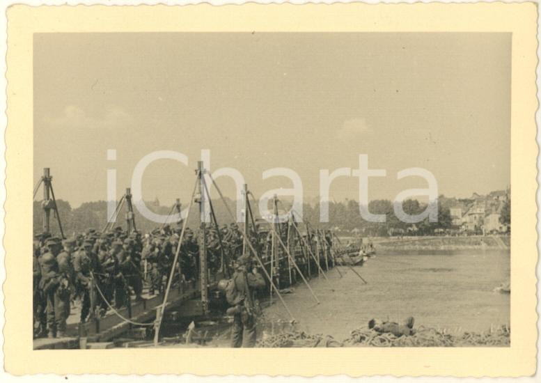 Fotografia d epoca originale 1945 ca WW2 WEHRMACHT Fiume ROER  Truppe su ponte di barche Foto 9x7 cm 1