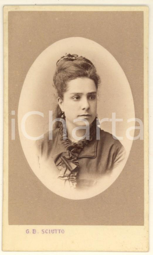 Fotografia d epoca originale 1870 ca GENOVA Giovane donna con abito decorato Foto G. B. SCIUTTO CDV 1