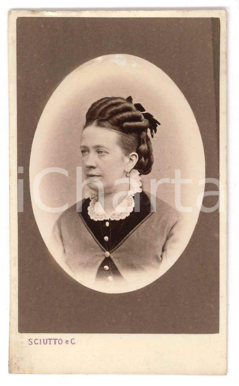 Fotografia d epoca originale 1870 ca GENOVA Donna con abito bicolore  Ritratto Foto G. B. SCIUTTO CDV 1