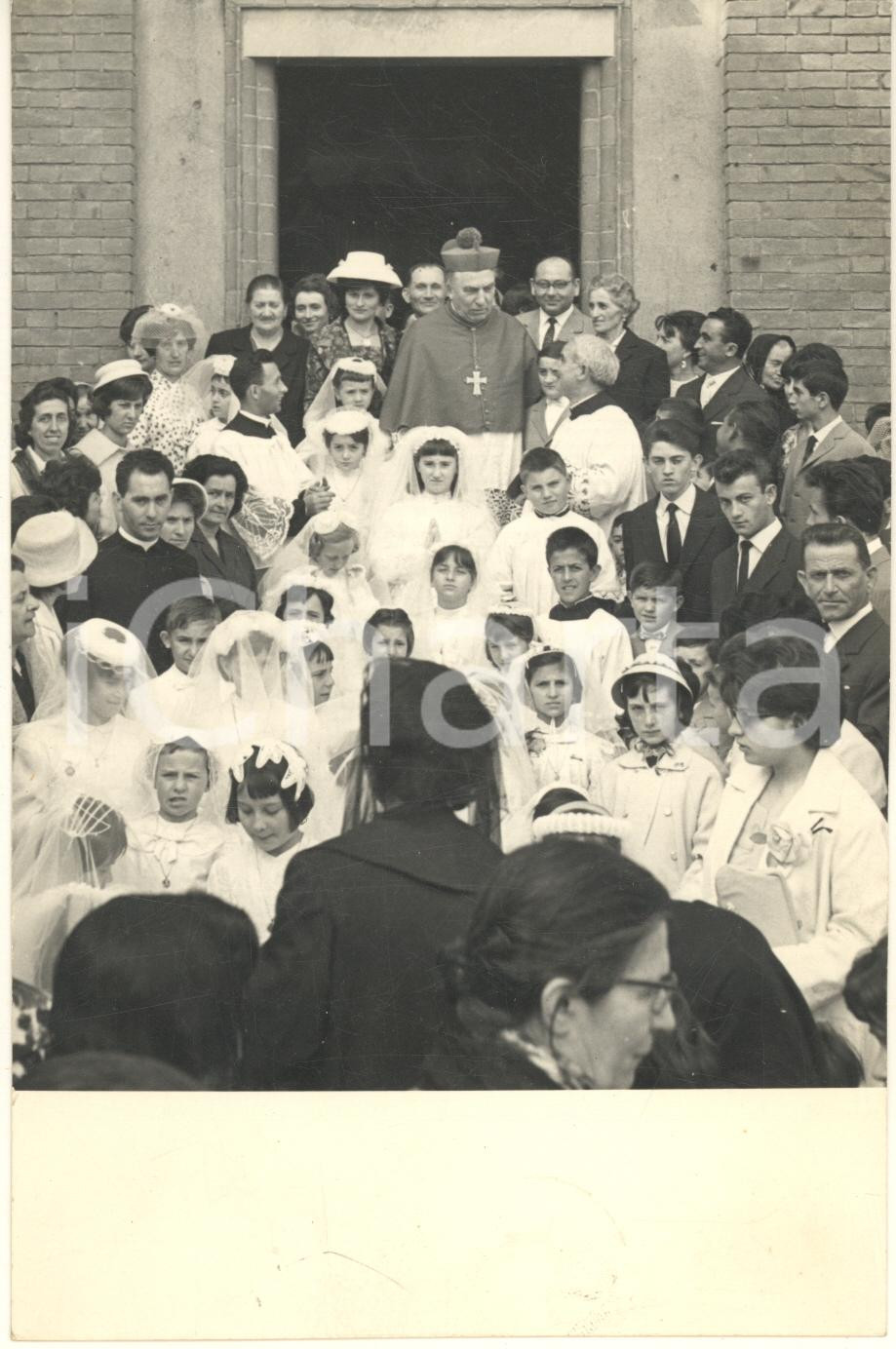 Fotografia d epoca originale 1965 ca PAVIA Chiesa SS. Primo e Feliciano  Mons. Carlo ALLORIO  Comunioni 1