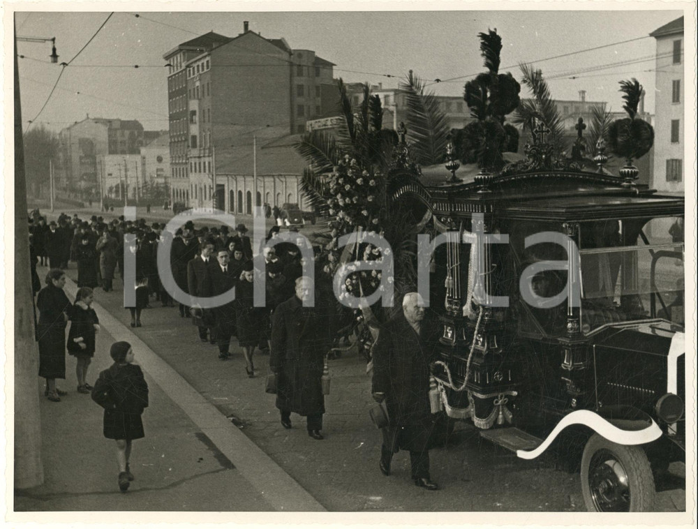 Fotografia d epoca originale 1940 ca MILANO corso Lodi / ang. Piazzale Lodi  Corteo funebre  Foto 24x18 cm 1