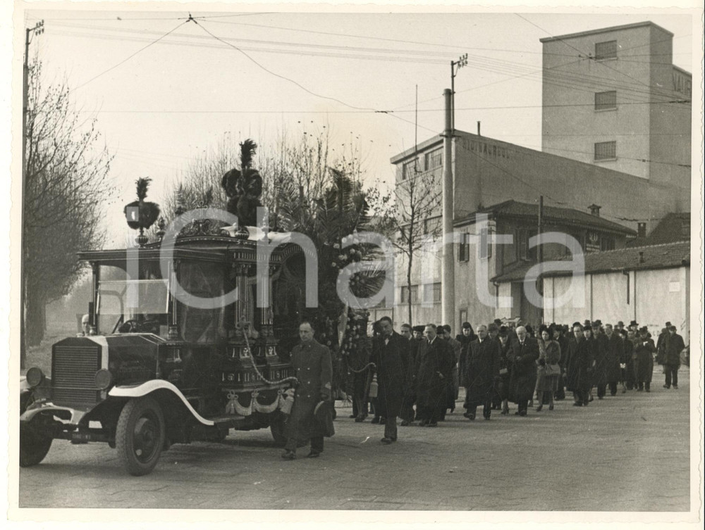 Fotografia d epoca originale 1940 ca MILANO Via Passo Buole / Fabbrica RICINAUREOL  Corteo funebre  Foto 1