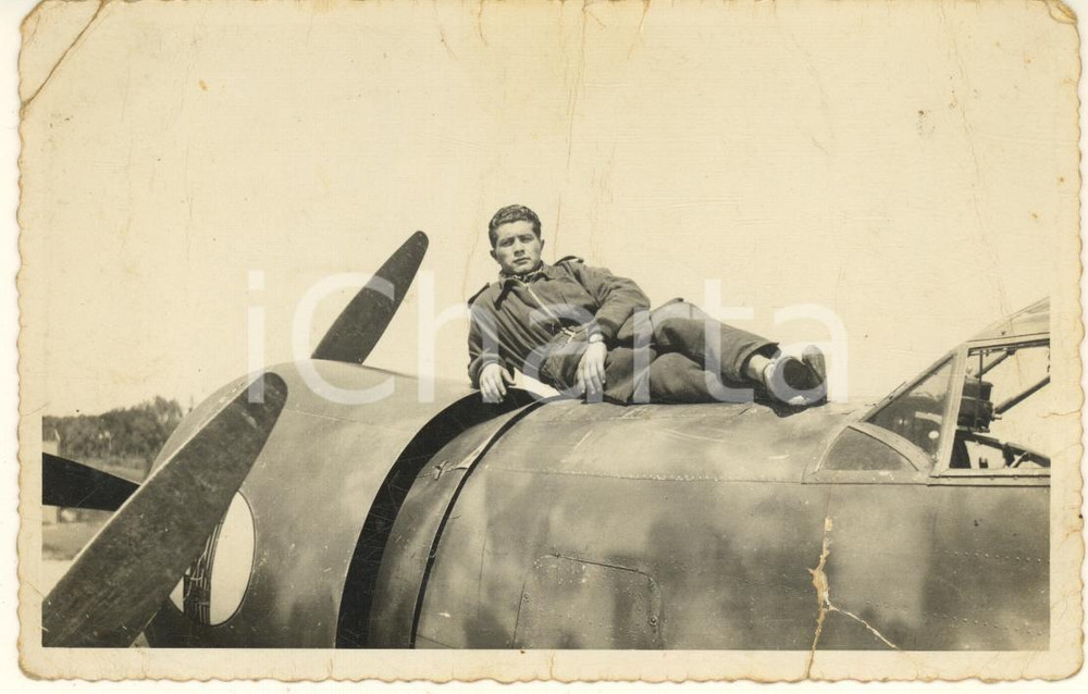 Fotografia d epoca originale 1940 ca WW2 AERONAUTICA Pilota su SavoiaMarchetti S.M.79 Vinceremo Foto 14x9 1