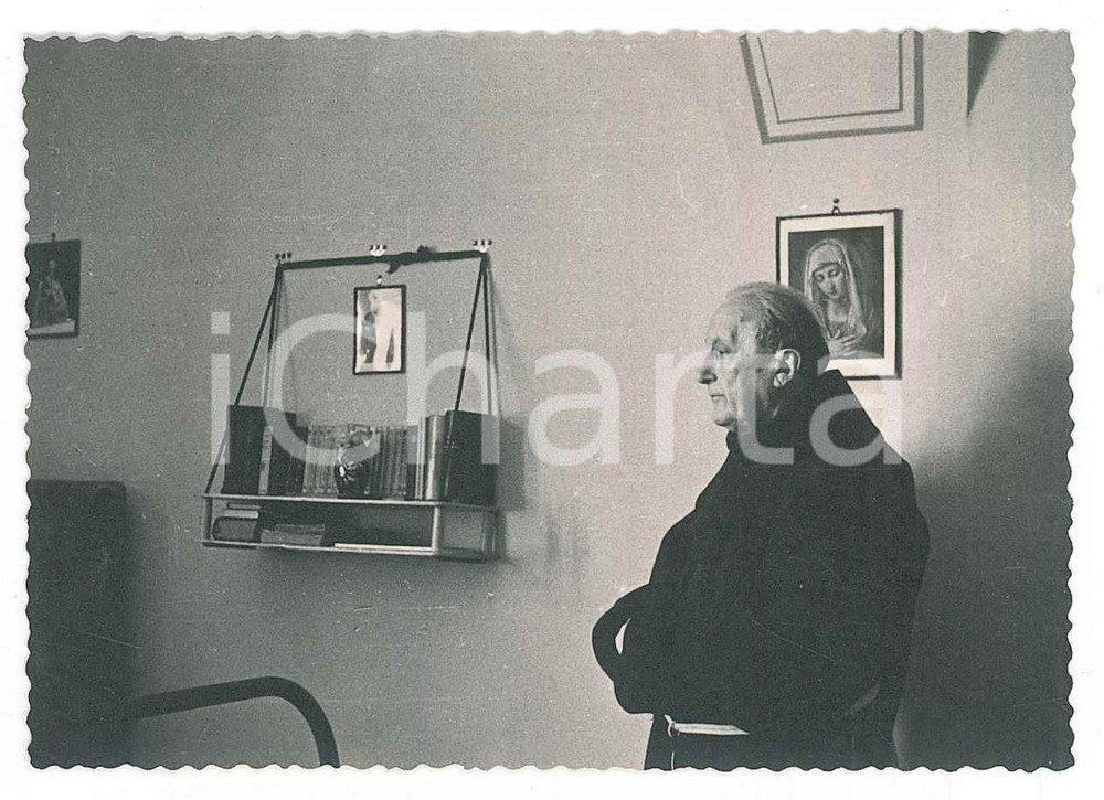 Fotografia d epoca originale 1960 ca TRIESTE Frati Francescani  Padre Egidio BARBUIANI nella cella Foto 10x7 1