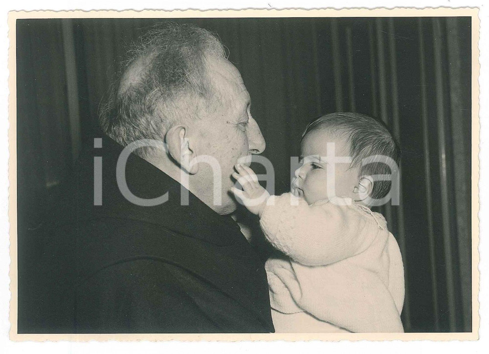 Fotografia d epoca originale 1960 ca TRIESTE Frati Francescani  Padre Egidio BARBUIANI con un bimbo Foto 1