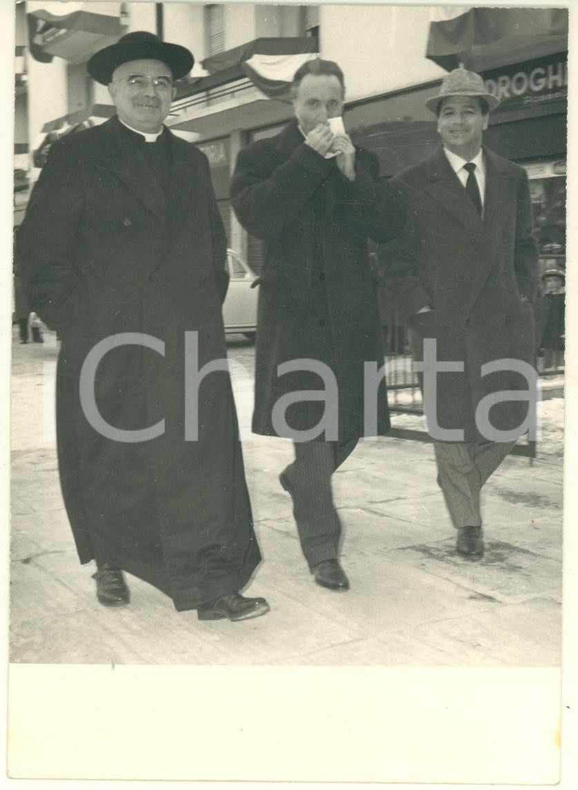Fotografia d epoca originale 1962 PAVIA Vallone  Don Giovanni GRANDINI nel quartiere I.N.A. Casa Foto 1