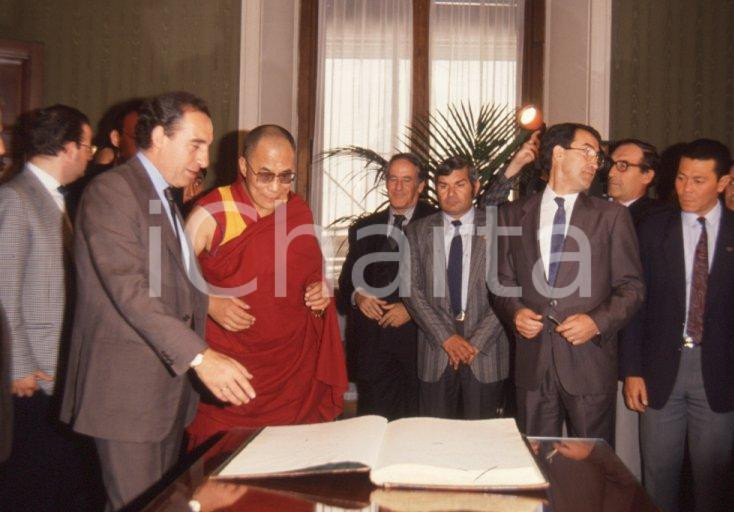 Fotografia d epoca originale 1990 MILANO Palazzo Marino DALAI LAMA Paolo PILLITTERI 35mm VINTAGE SLIDE 2 1