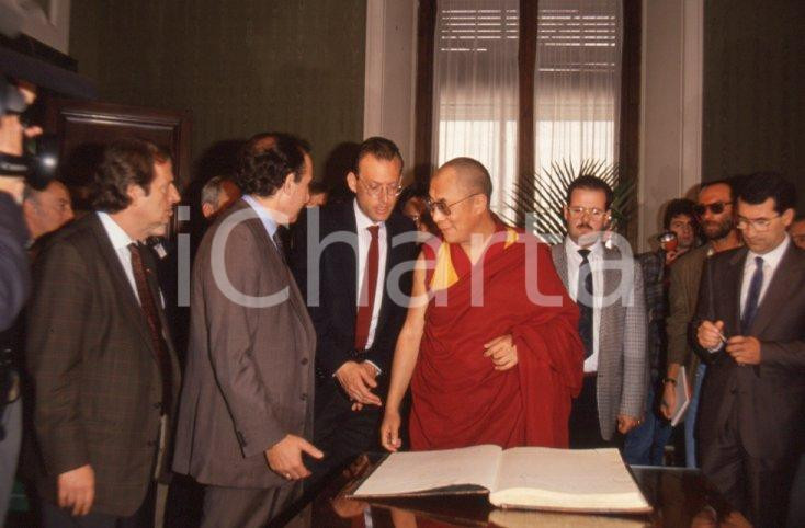 Fotografia d epoca originale 1990 MILANO Palazzo Marino DALAI LAMA Paolo PILLITTERI 35mm VINTAGE SLIDE 3 1