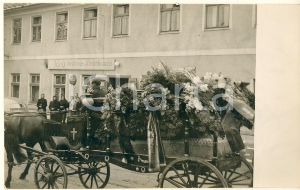 Fotografia d epoca originale 1940 ca AUSTRIA  Jorg Gasthaus Fleischhauerei  Carro funebre Foto cartolina 1