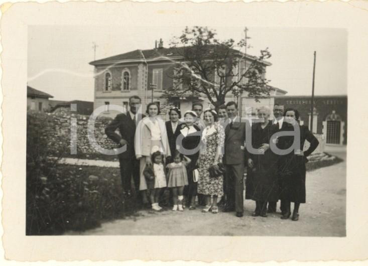 Fotografia d epoca originale 1937 ARCISATE VA Gruppo presso edificio Tessitura serica Foto 9x6 cm 1