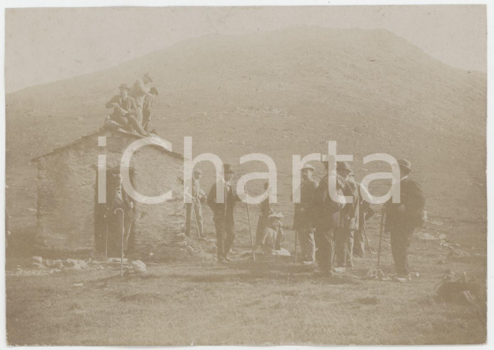 Fotografia d epoca originale 1915 ca Area di TORINO Escursionisti presso un capanno Mario GABINIO ? 1