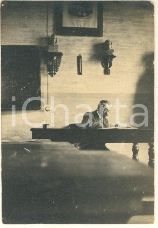 Fotografia d epoca originale Marzo 1915 MILANO Marino BEVILACQUA in aula con busti di scrittori Foto 6x9 1