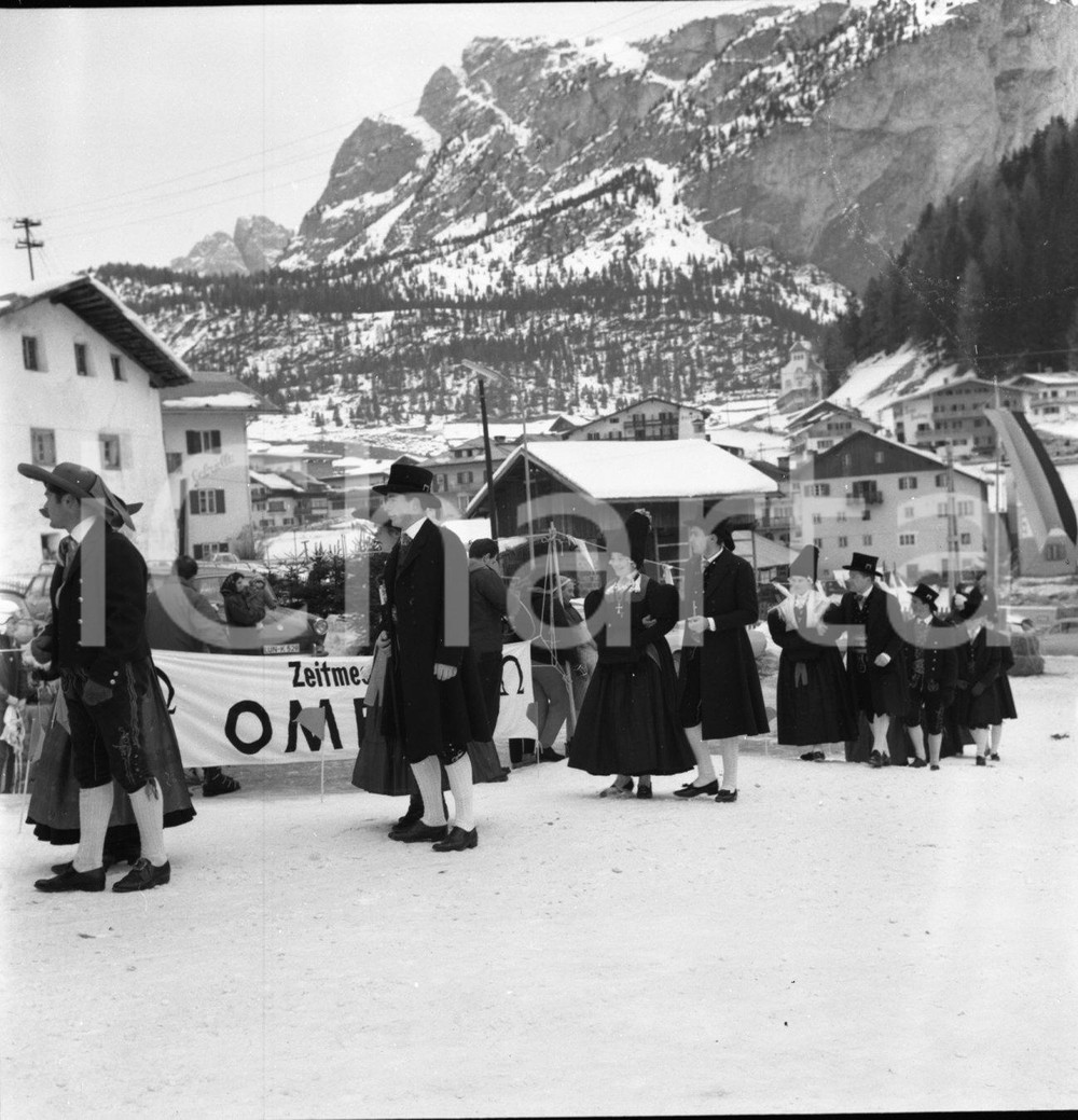 Fotografia d epoca originale 1965 SELVA DI VAL GARDENA Sfilata folcloristica sulla neve NEGATIVO ORIGINALE 1