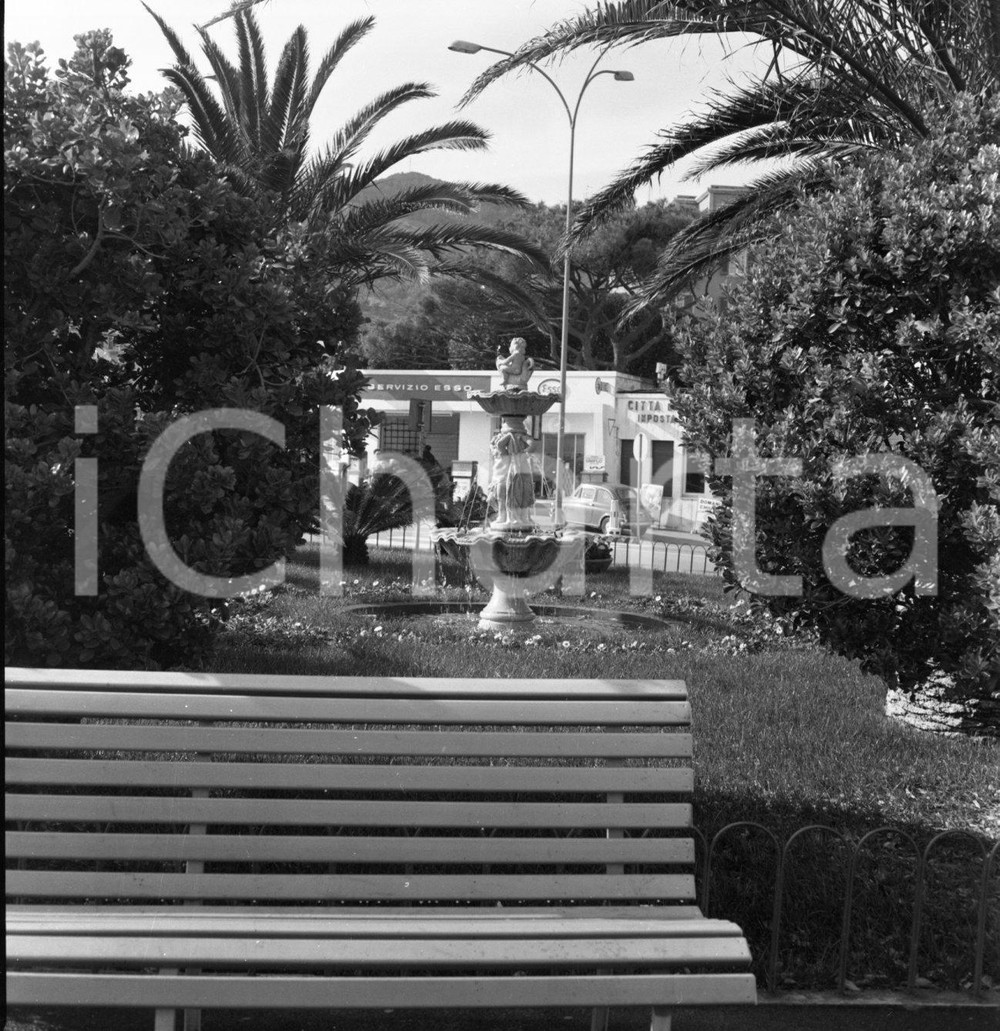 Fotografia d epoca originale 1971 VARAZZE Scorcio dei giardinetti sul lungomare NEGATIVO ORIGINALE 1