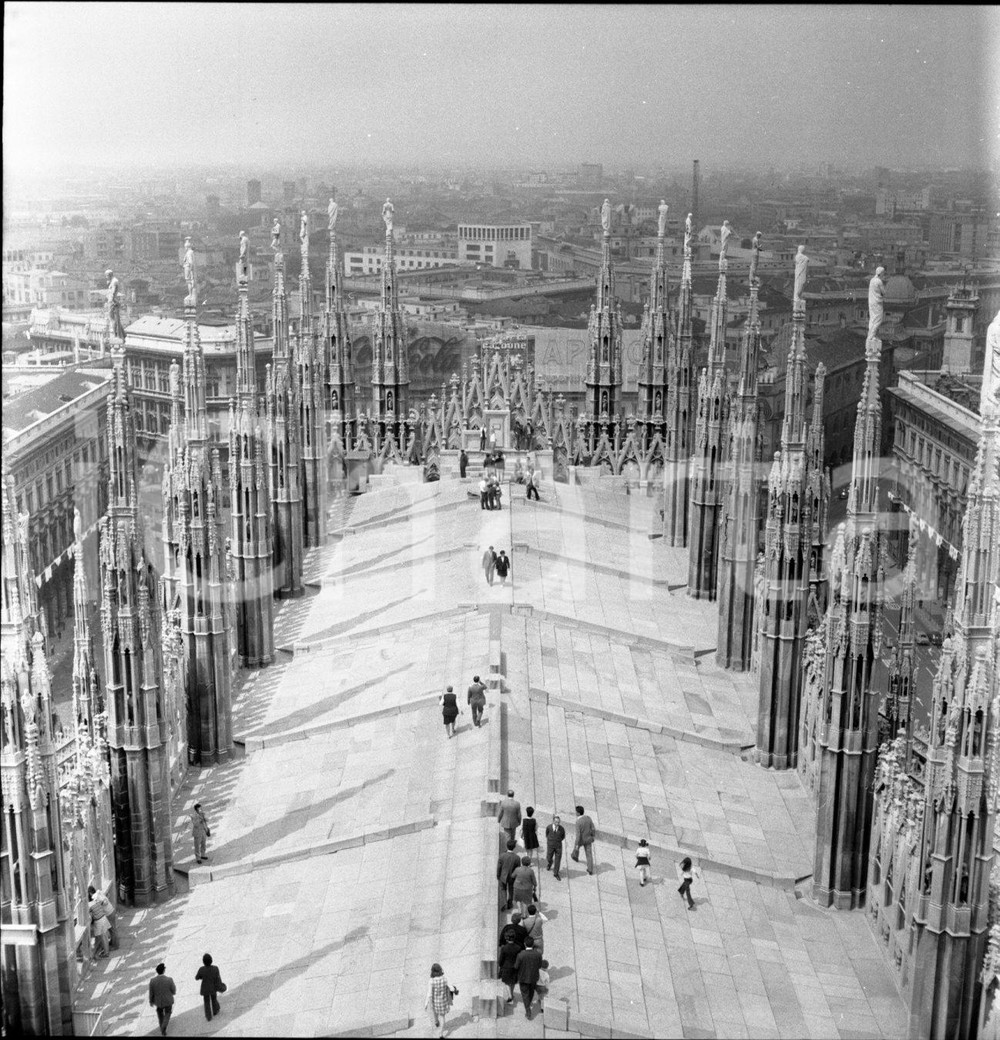 Fotografia d epoca originale 1971 MILANO la copertura del Duomo tra le guglie in marmo NEGATIVO ORIGINALE 1