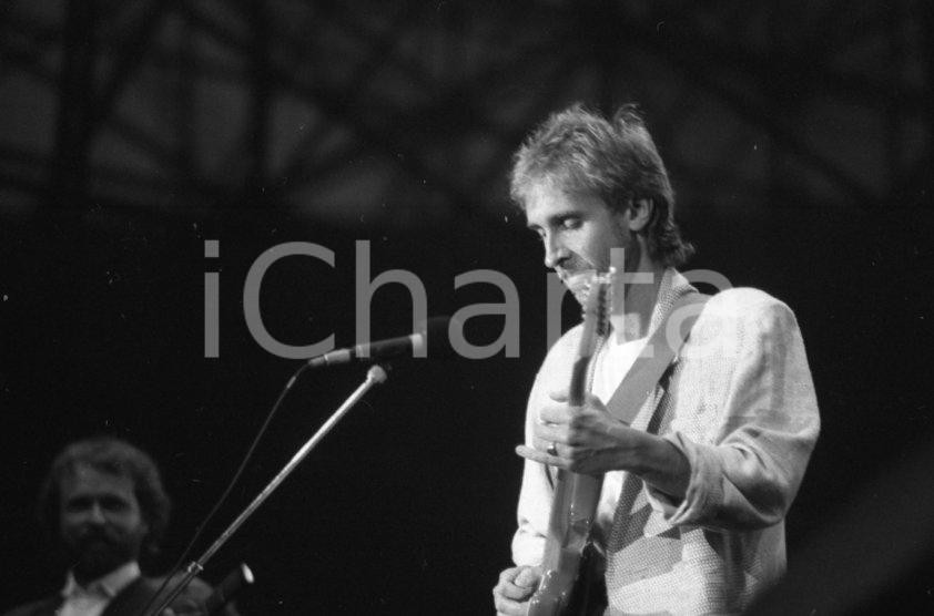 Fotografia d epoca originale 1987 MILANO San Siro Mike RUTHEFORD concerto dei Genesis NEGATIVO ORIGINALE 1 1