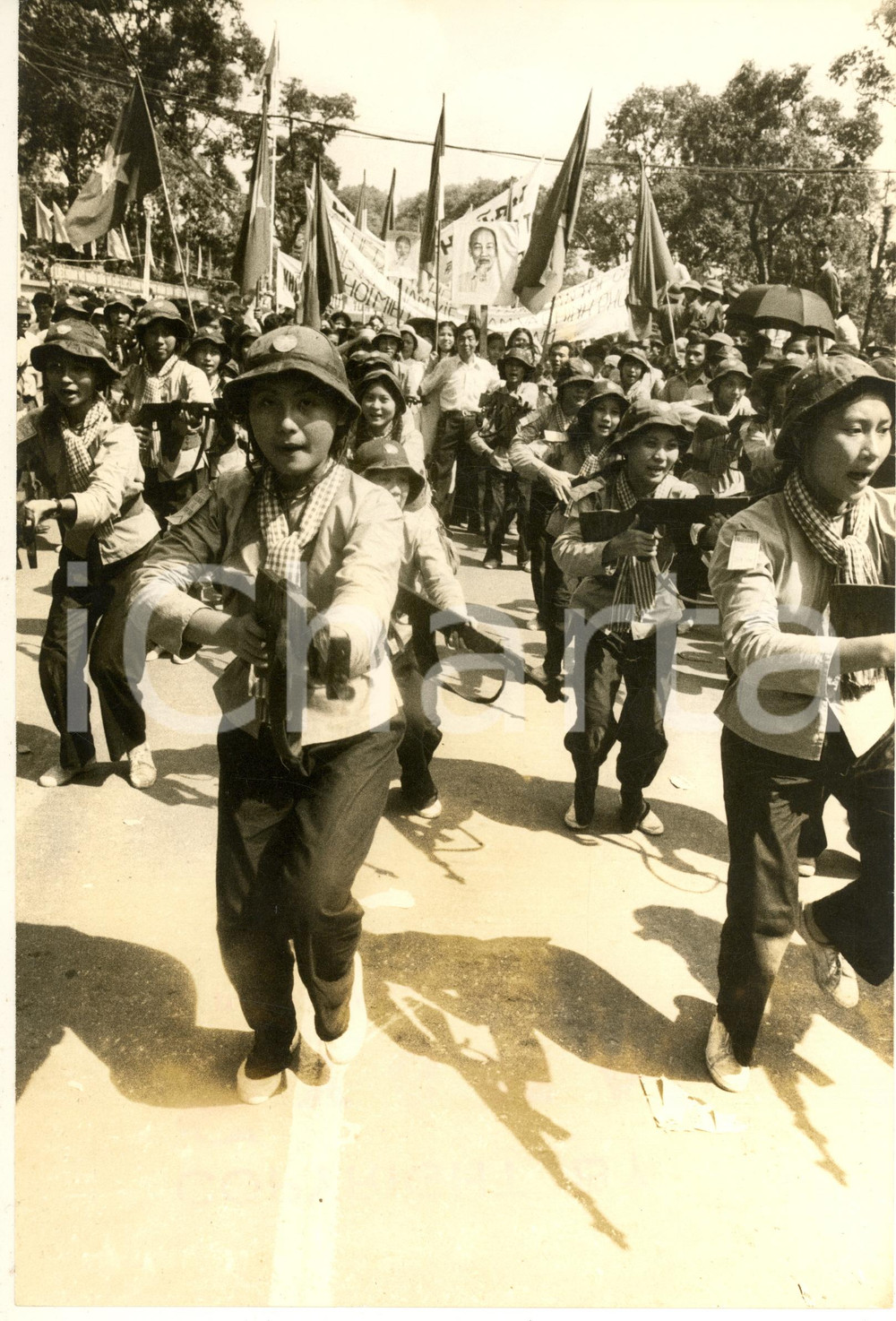 Fotografia d epoca originale 1975 Guerra del VIETNAM  SAIGON Festa per la liberazione  Corteo donne armate 1