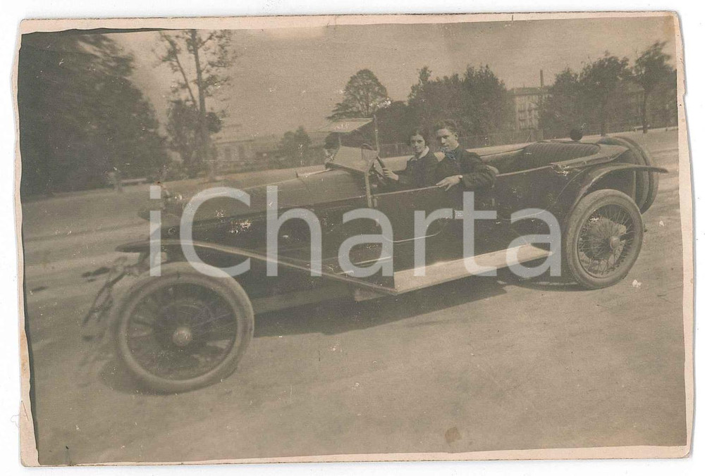 Fotografia d epoca originale 1920 ca TORINO PORTA SUSA Coppia su auto Lancia Lambda Torpedo Foto 14x9 cm 1