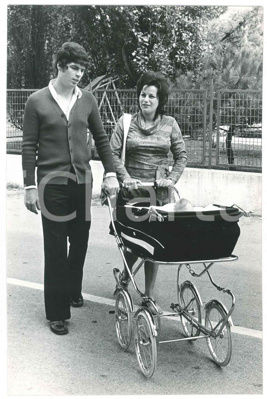 Fotografia d epoca originale 1970 ca CALCIO BOLOGNA Francesco LIGUORI con moglie e figlio neonato Foto 1 1