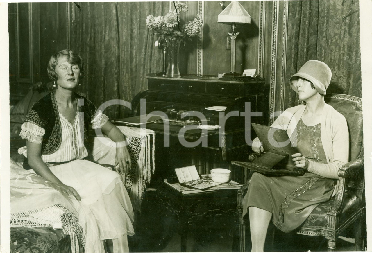 Violet Butler 1929 LONDON (UK) Violet BUTLER dipinge ritratto