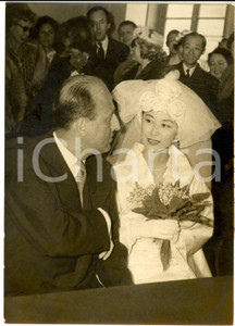 Fotografia d epoca originale 1957 VALMONDOIS Matrimonio civile tra Keiko KISHI e Yves CIAMPI  Foto 13x18 cm 1