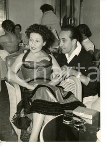 1954 MOSTRA DEL CINEMA DI VENEZIA Flora VOLPINI a un party con Lello BERSANI