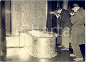 1960 PARIS Giornalisti visitano il bagno a disposizione di Nikita KRUSCEV *Foto