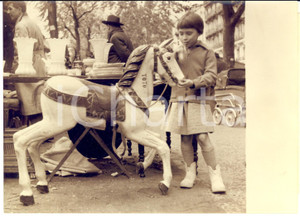 1956 PARIS Foire à la Ferraille - Enfant avec un cheval de manège *Photo 18x13