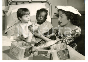 1956 LONDON HACKNEY HOSPITAL Lorrae DESMOND giving Easter egg to young patients