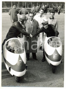 1957 AUTODROMO DI MONZA Stretta di mano tra Romolo FERRI e Alfredo MILANI *Foto