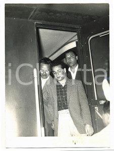1956 NAPOLI Il bandito Angelo MACRI' arriva in stazione *Foto 13x18 cm