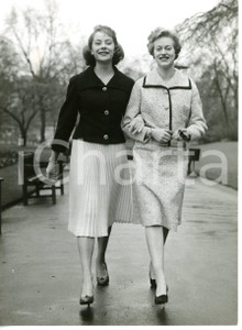 1958 LONDON Gillian LEWIS and Josephine TEWSON arm in arm *Photo 15x20 cm