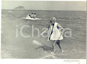1953 SPOTORNO Film "La spiaggia" - Martine CAROL in mare durante una pausa *Foto