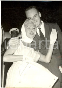 1959 PARIS Martine CAROL e André ROUVEIX al ritorno dal viaggio di nozze - Foto